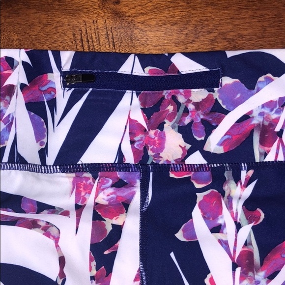 NWOT 7/8 fabletics leggings - Picture 3 of 3